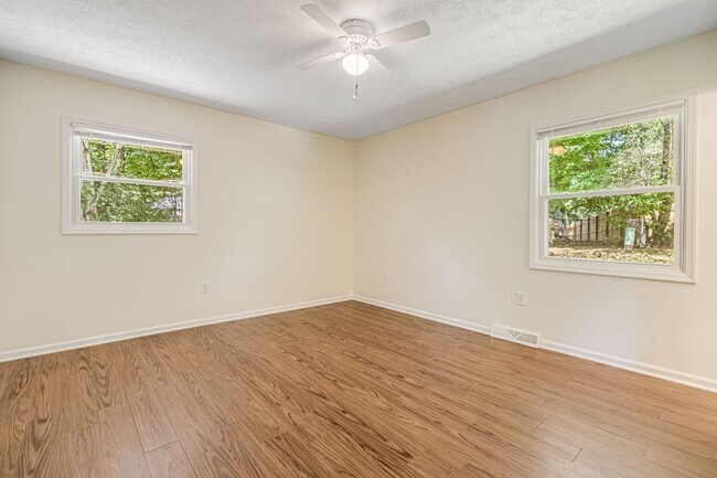 Building Photo - Lovely, Remodeled 3-Bedroom Home in West Asheville with Fenced-In Yard (6 or 12 Month Lease Options)