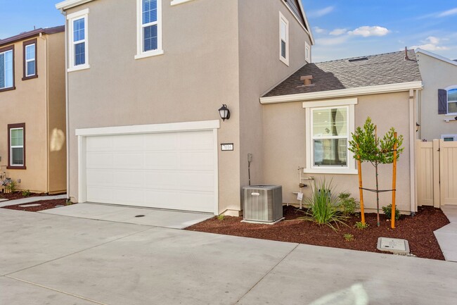 Building Photo - Gorgeous Newer Home in Roseville!