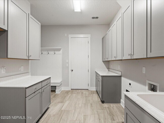 Building Photo - 746 Glenneyre Cir