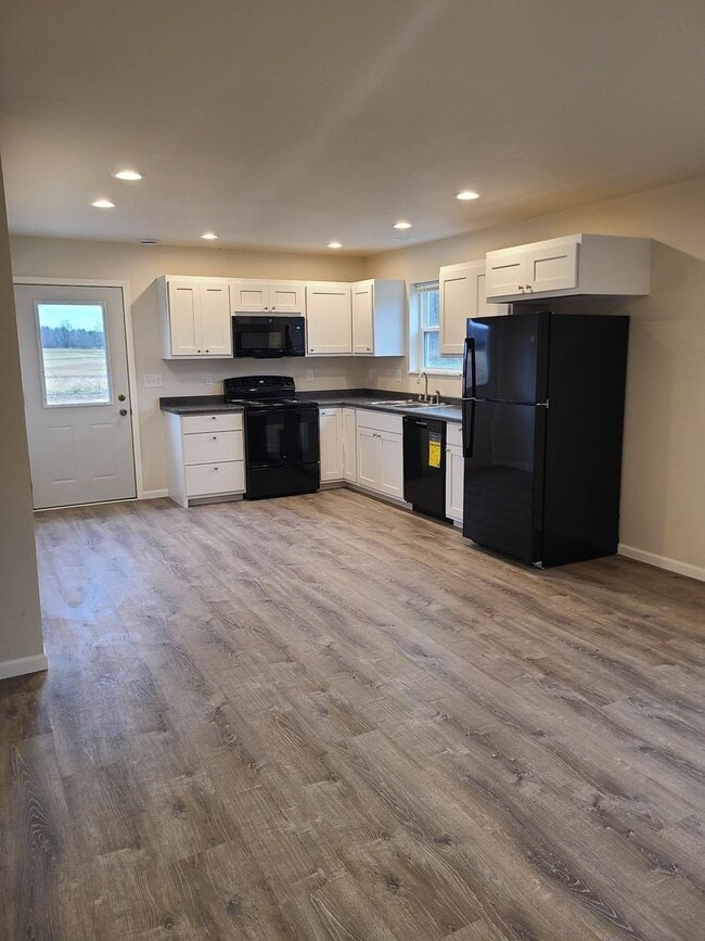 Building Photo - 3 Bedroom, 2 Bathroom Duplex