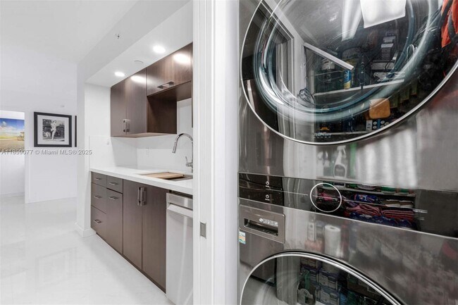 Building Photo - 6917 Collins Ave