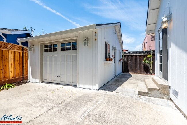 Building Photo - Lovely Home | Hardwood Flooring | Bonus Room