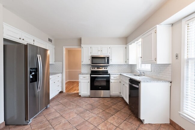 Building Photo - 3 Bed Home in Cul-de-Sac Great Location