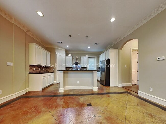 Building Photo - 5019 Mission Ave