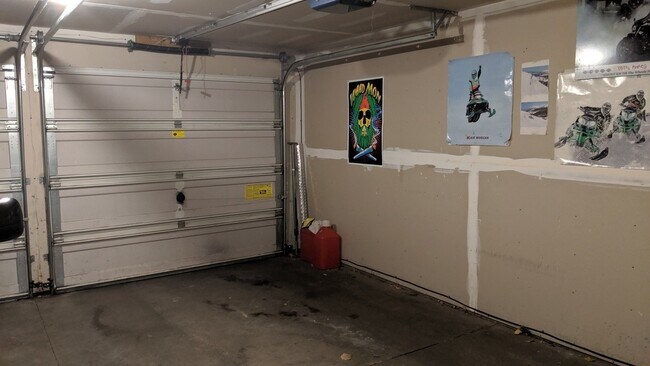 Building Photo - Location location location! This beautiful Fridley 3 bedroom townhouse, dont miss out!