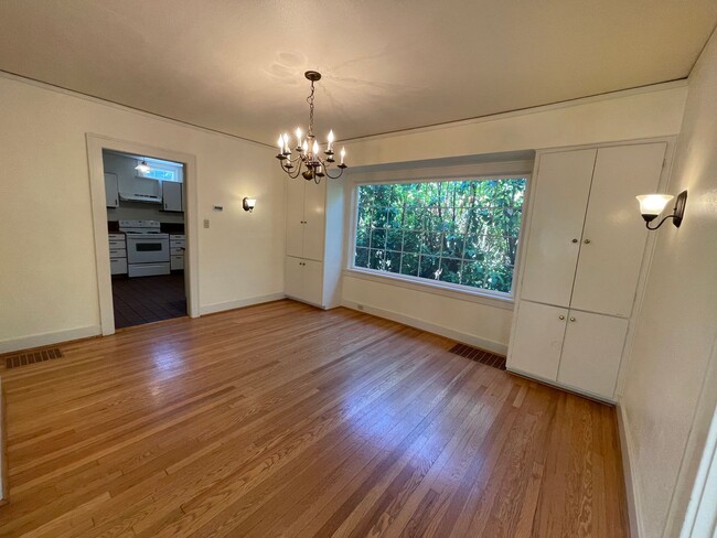 Building Photo - 4 bed/2 bath premier near UO Campus home w...