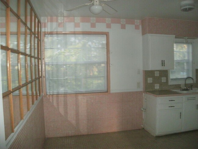 Building Photo - Pet friendly 2 bedroom cottage in Daytona Beach