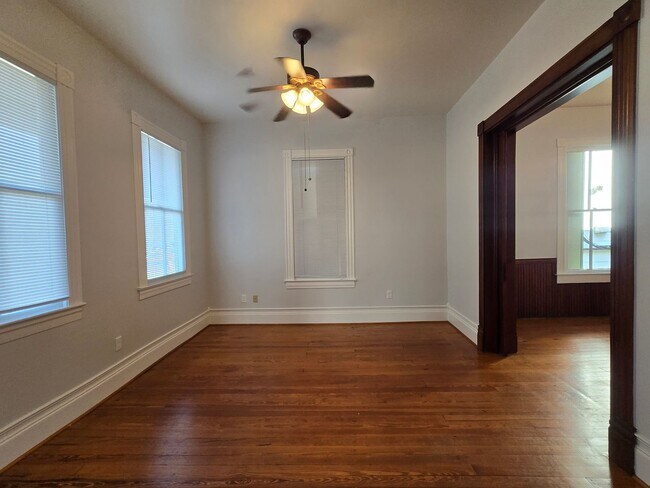 Building Photo - Large one story 3 bedroom Victorian cottage