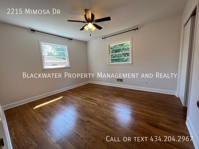 Building Photo - 2215 Mimosa Dr