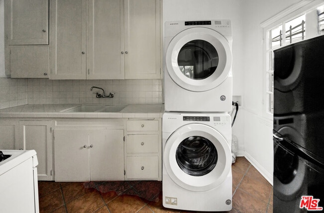 Building Photo - 351 N Sierra Bonita Ave