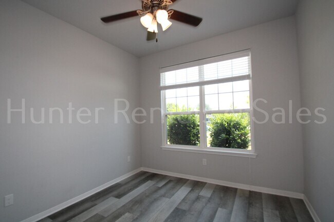 Building Photo - 1619 Neuberry Cliffe