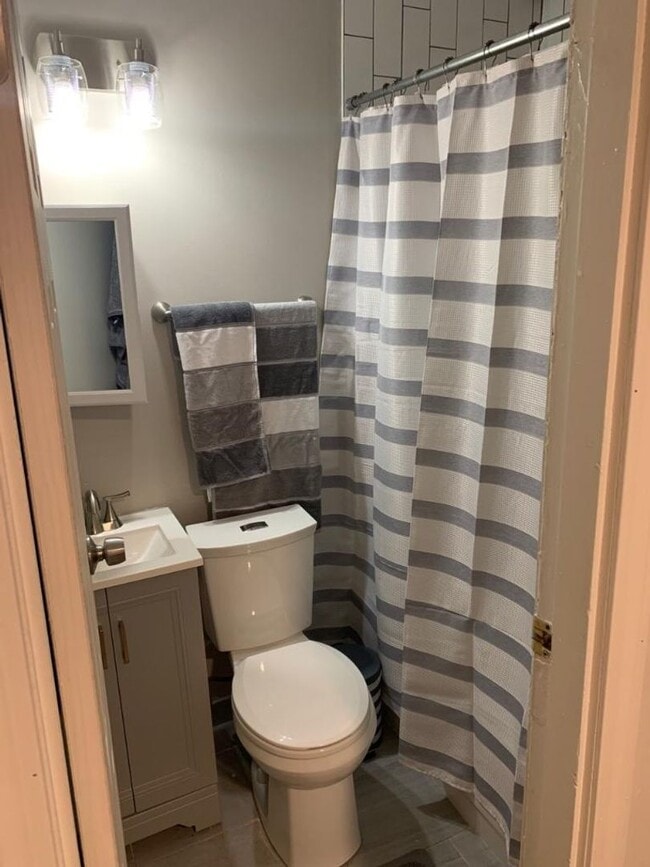 Building Photo - KENMORE 2 Bed 2 Bath - 9/1/26