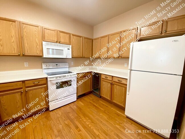Building Photo - 5810 Ensemble Hts