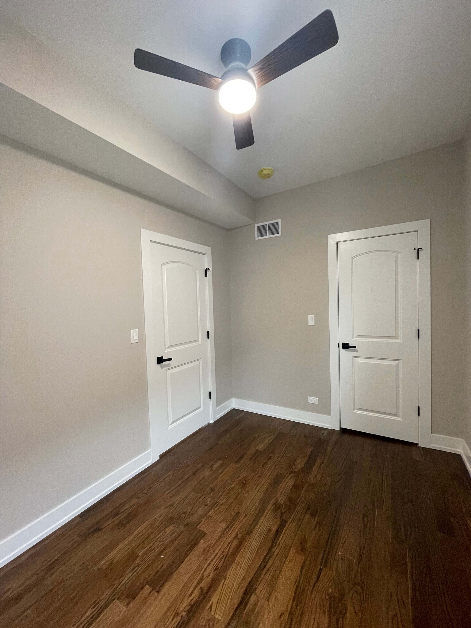 Building Photo - 3141 N Ridgeway Ave