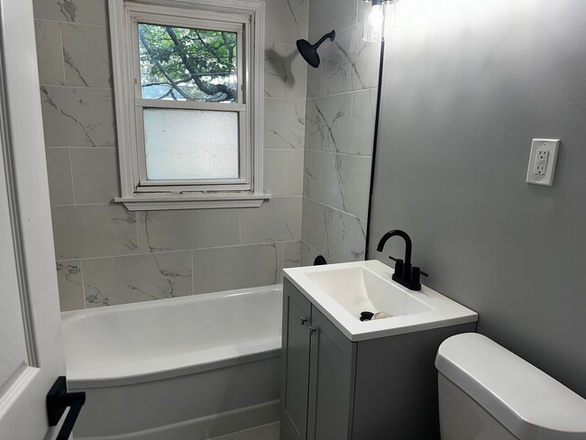Building Photo - 2 Bedroom Home In Oak Park