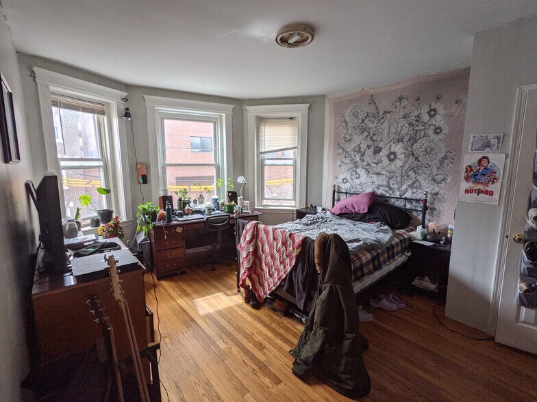 Primary Photo - 158 Kelton St