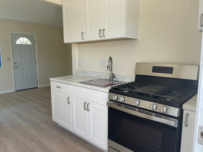 Building Photo - 2206 Spring St