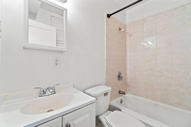 Building Photo - Charming 2 Bedroom Apartment in the Beauti...