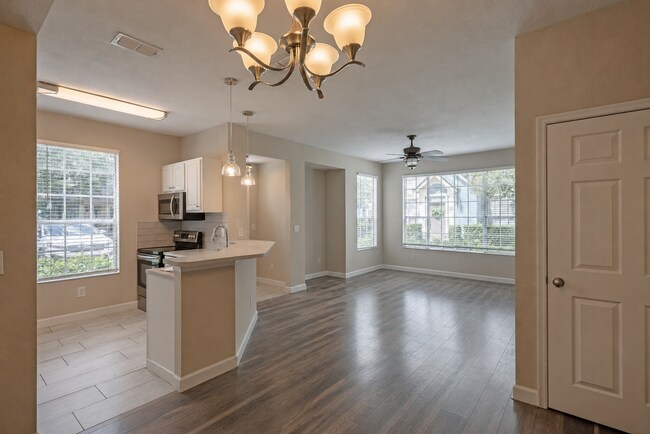 Building Photo - 13700 Richmond Park Dr N