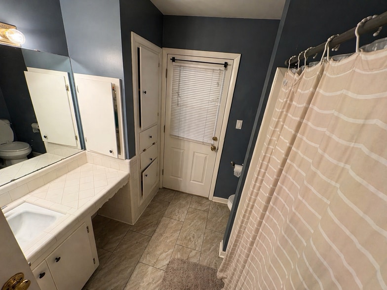 Master bath - 2307 Oliver Ave