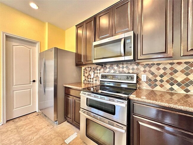 Building Photo - 505 Willow Walk Dr
