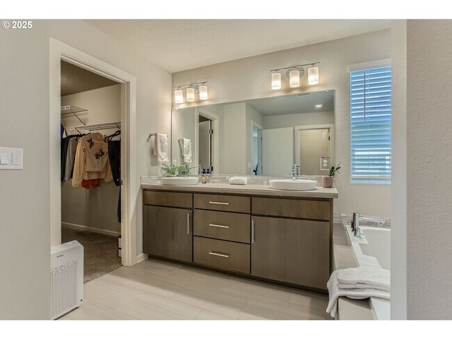 Building Photo - Modern Comfort in Happy Valley – 3BD/2.5BA...