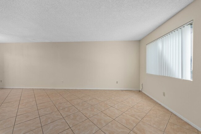 Building Photo - Spacious 3-Bedroom Townhome Near UCSD & UT...