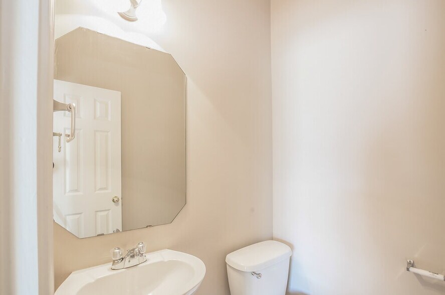 Building Photo - 1132 Hoska Cove