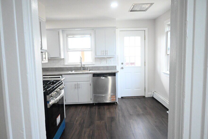 Kitchen - 51 Bogart Ave