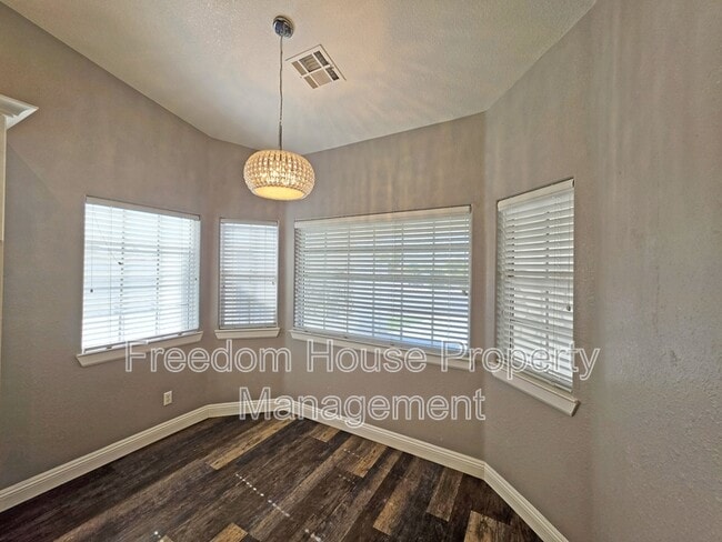 Building Photo - 3630 E Vineyard Dr N