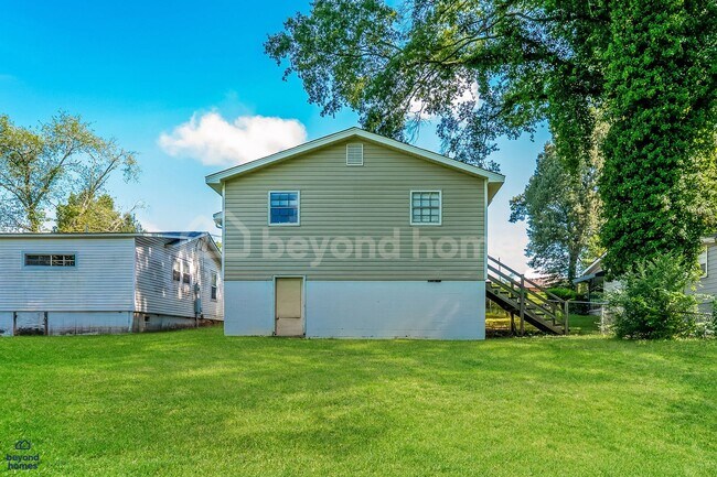 Building Photo - 4213 Kendall Ave