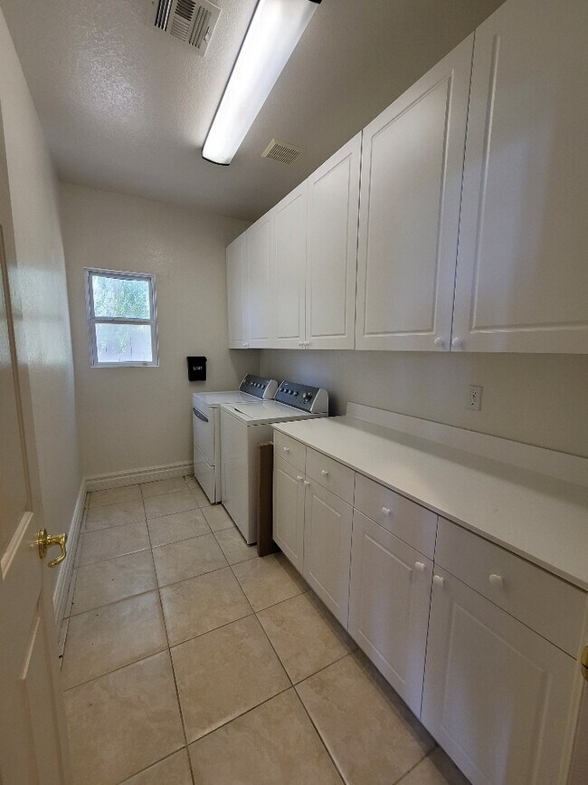 Building Photo - 1208 Martini Dr