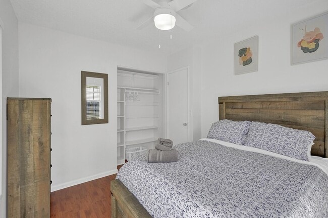 Building Photo - 1633 SE 5th Ct