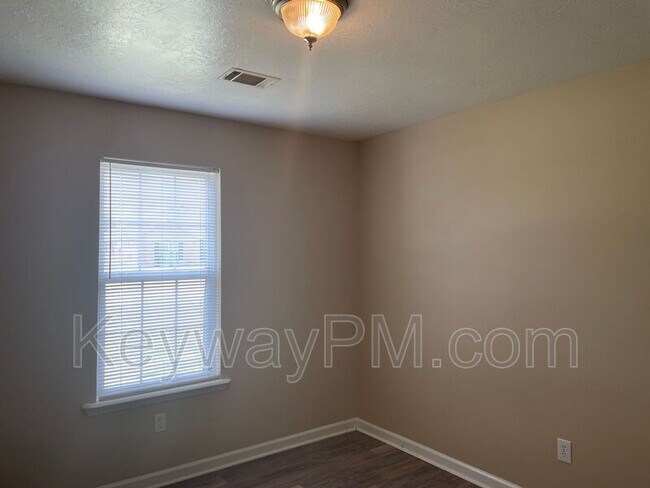 Building Photo - 221 Taylor Cir