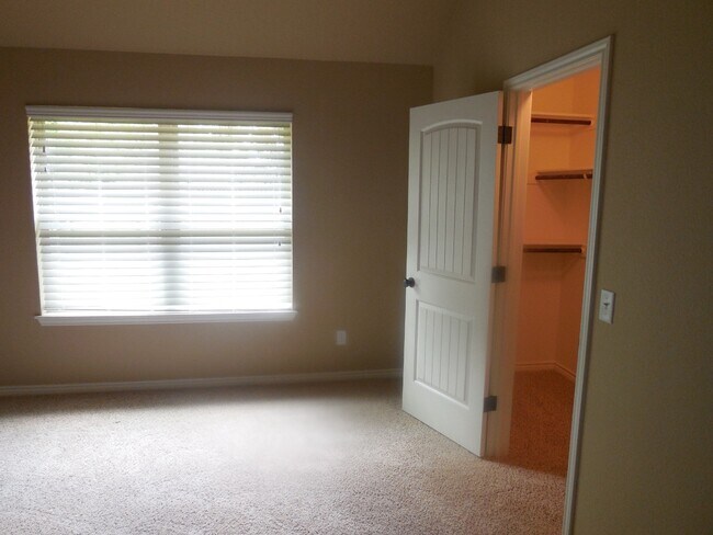 Building Photo - 613 Paseo del Plata Dr