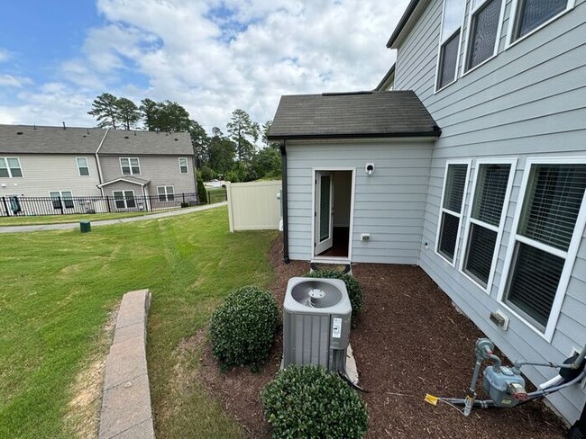 Building Photo - Charming Townhome in Prime Durham Location