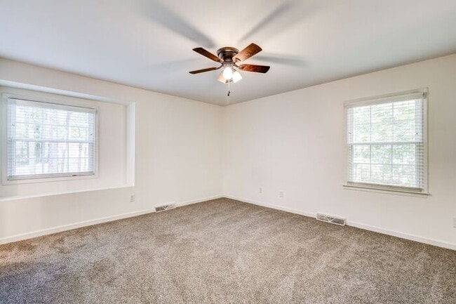 Building Photo - Private Home on Spacious Lot in Browns Sum...