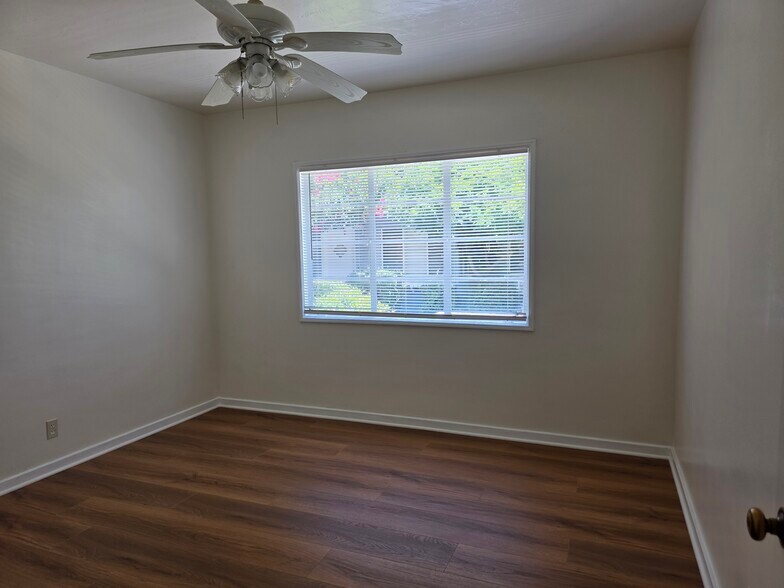 Building Photo - 10917 Moorpark St