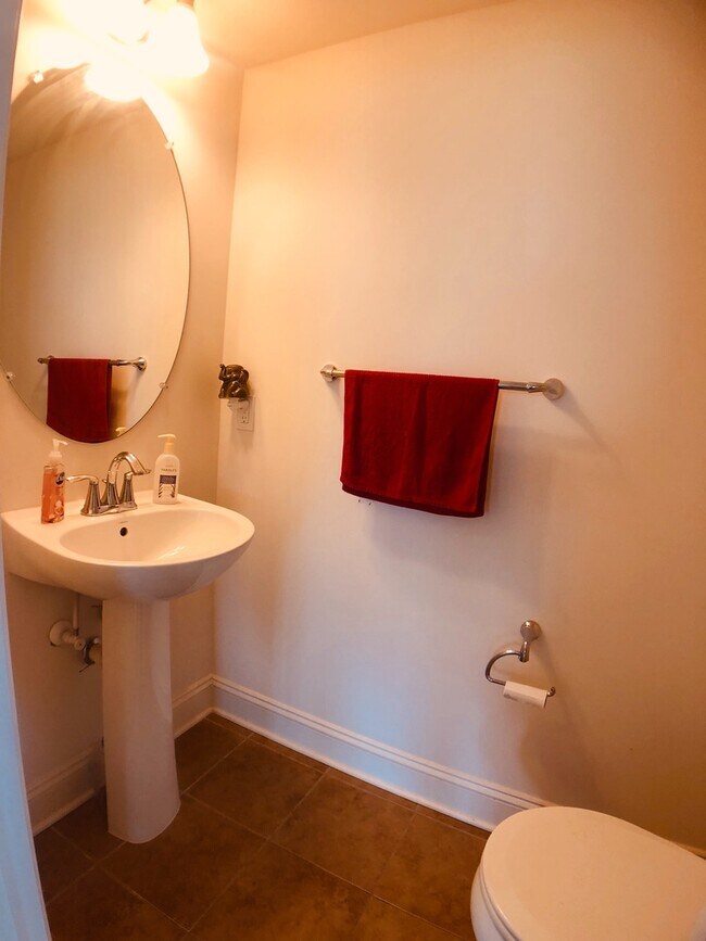 Building Photo - Beautiful and large 3 BR 2.5 BA townhouse/condo