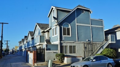 Building Photo - 533 E 11th St