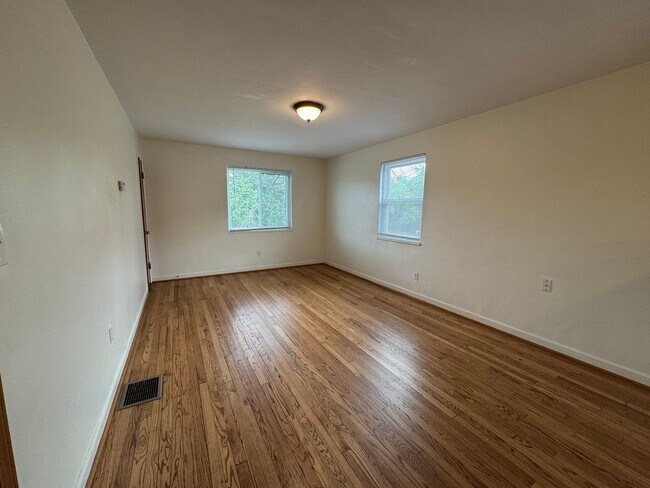Building Photo - 214 Basswood Ave