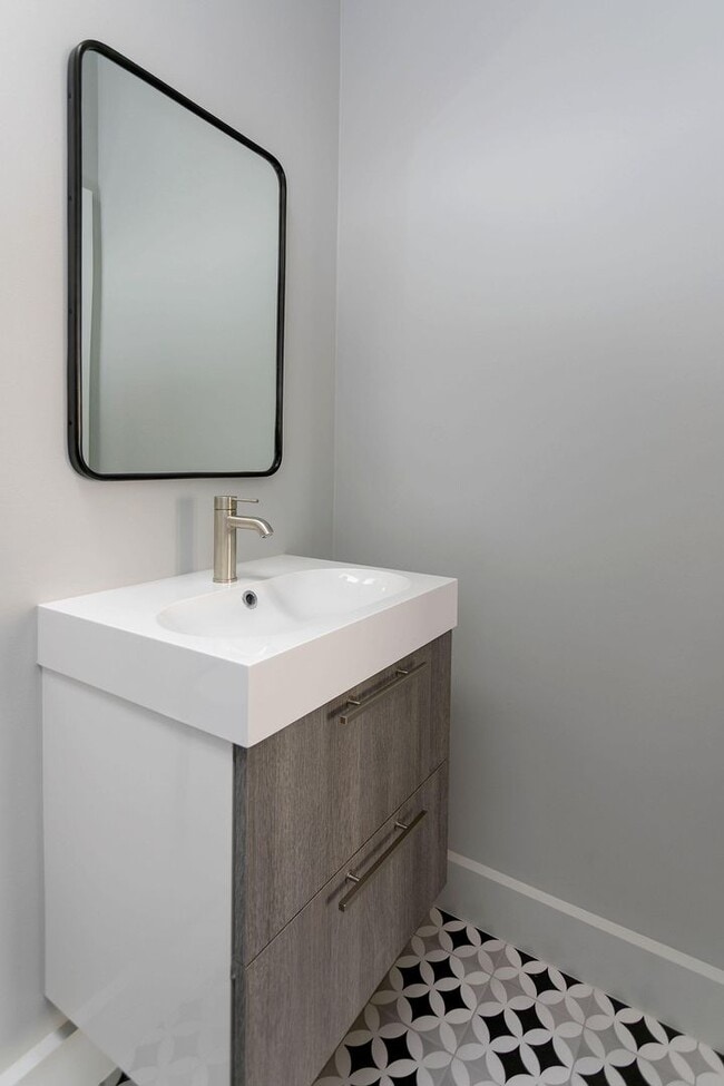 Building Photo - Available 2 Bedroom Unit In The Elmwood!