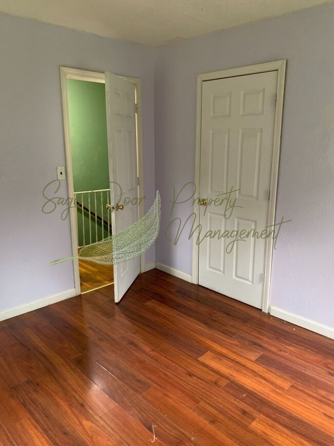 Building Photo - BRIGHT LAYOUT!