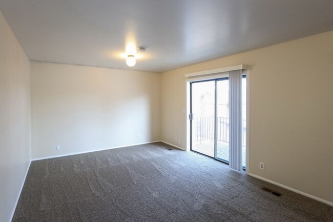 Building Photo - Duplex For Rent in Sandy!