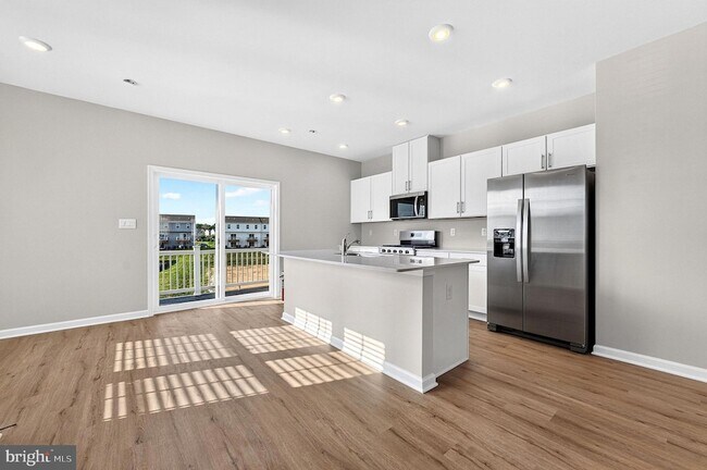Building Photo - 157 Essex Dr
