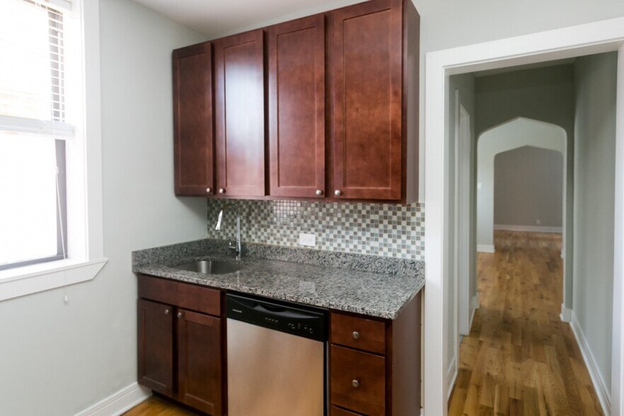 Building Photo - 4418 N Wolcott Ave