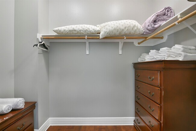 Building Photo - 801 E Beach Dr