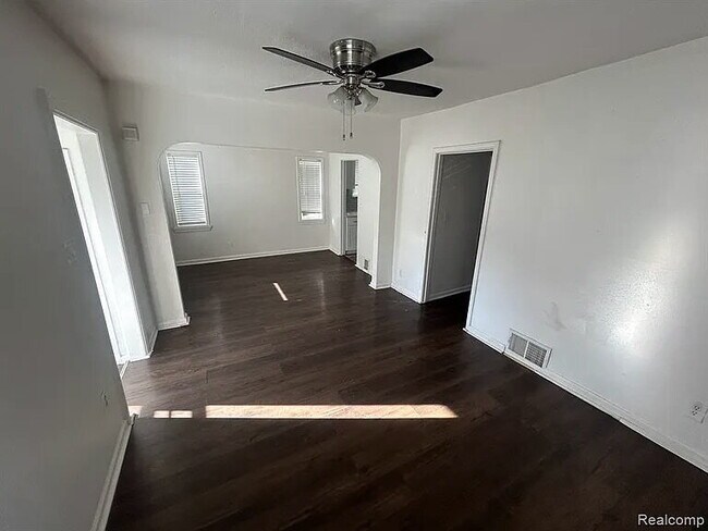 Building Photo - ELEGANT APT HOME