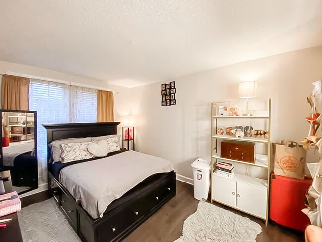 Building Photo - Beautifully Updated 1 Bedroom 1 Bathroom U...