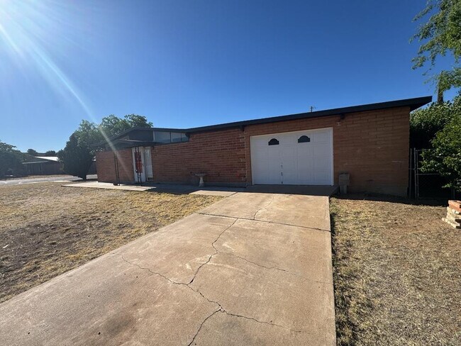 Building Photo - 4501 Pine Tree Dr